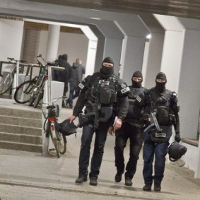 Die Polizei stürmt am frühen Morgen des 04.02.2016 die Wohnung eines Verdächtigen in Berlin-Kreuzberg.