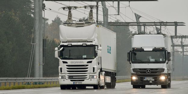 Umweltministerium testet Oberleitungen für LKW über Autobahnen.